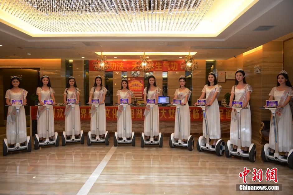 湖南十大校花集体学按摩倡导健康养身方式