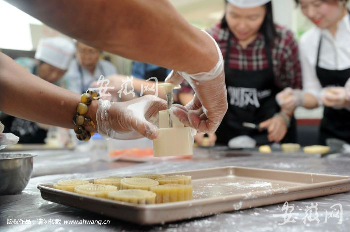 合肥梅山路社区侨眷自制爱心月饼迎中秋