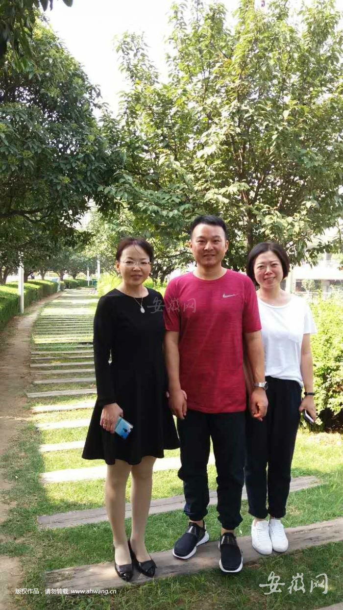 肖郑红（左）陪同张骏及其妻子在郑州游览。