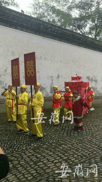 游客在绩溪龙川景区体验民俗抬花轿