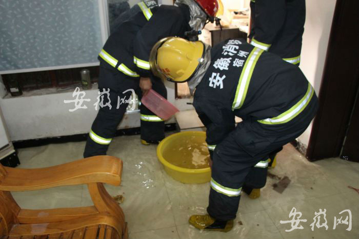 宿州一盲人按摩店变“游泳池”  消防排水解忧