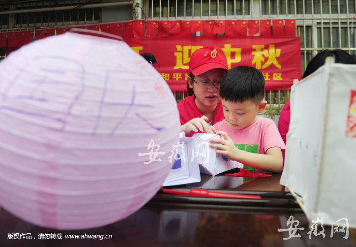 孩子们手绘灯笼寄托美好祝愿。
