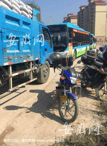 道路被堵，公交车通行不畅。