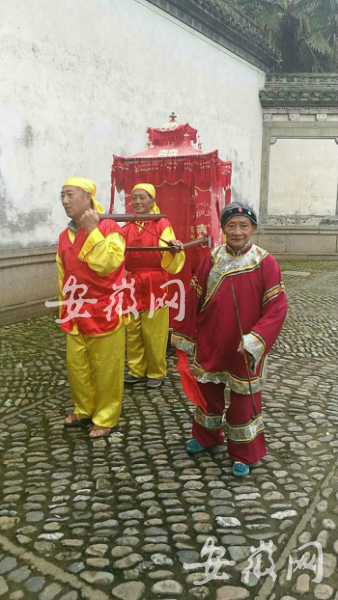 游客在绩溪龙川景区体验民俗抬花轿