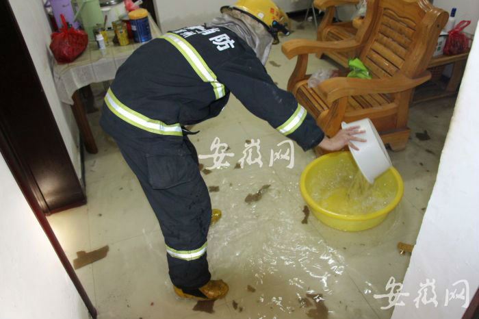 宿州一盲人按摩店变“游泳池”  消防排水解忧