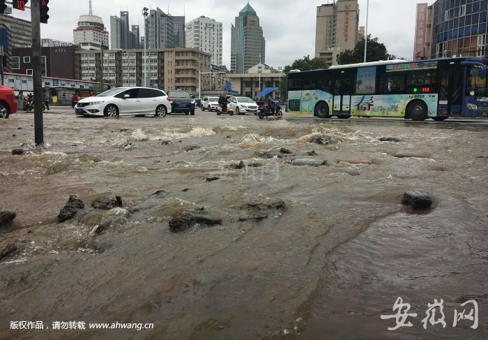 涌出的水将地下的砂石冲出 (1)