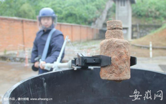 铜陵一鱼塘惊现生锈手雷 排爆队赶往消除隐患