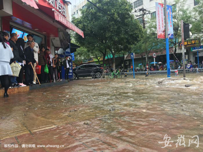 不少行人被困路口 (1)