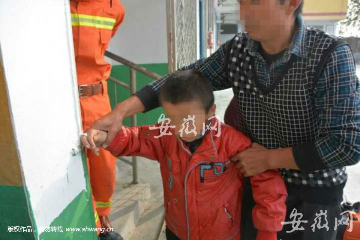 萧县一男童手卡门栓孔 消防物理降温巧救援