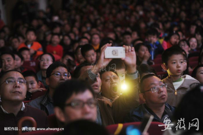 整个比赛现场观众，全是家长带孩子前来观看