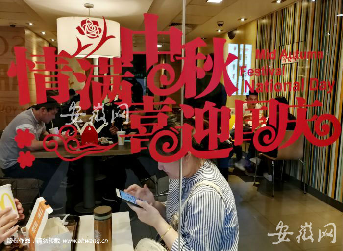 街头满满都是节日喜庆的氛围。