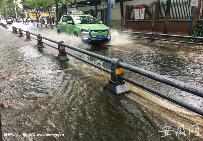 出租车在安庆路冲浪行驶 (1)