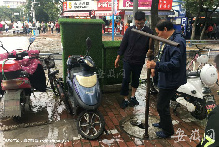 供水抢修人员在关闭周围管道阀门