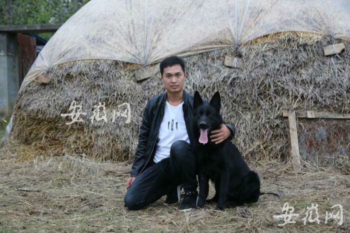 李杰和爱犬合影。