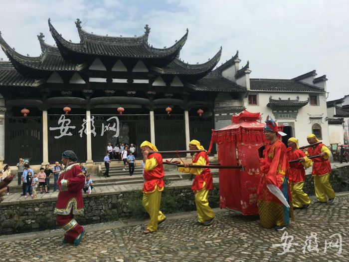 游客在绩溪龙川景区体验民俗抬花轿