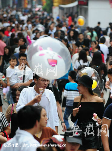 合肥淮河路步行街上游人如织。