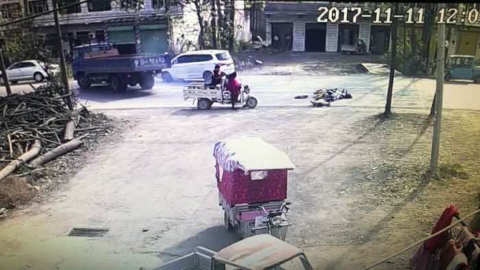 套牌货车撞倒两女生后逃逸 其中1人生命垂危