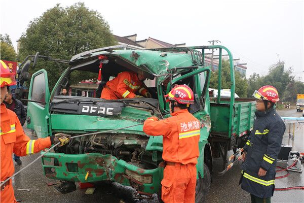 池州青阳雨天路滑酿车祸消防官兵急救援