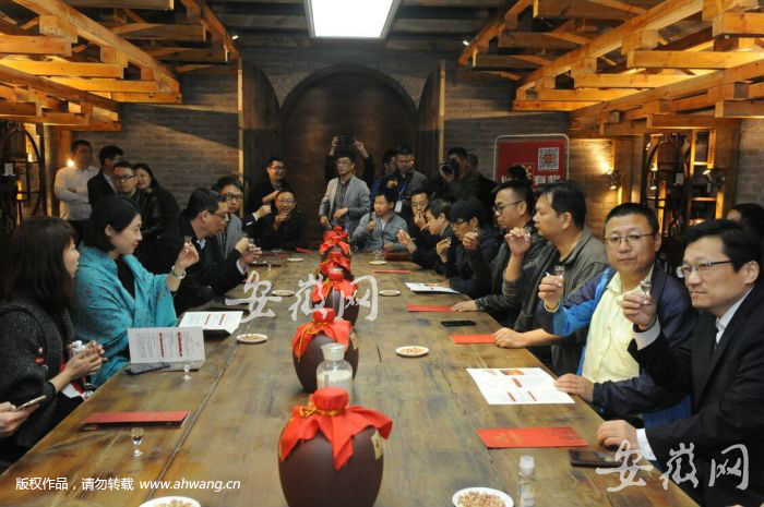 11 月12 日，“美好安徽迎客天下——安徽旅游全国主流媒体宣传推广活动”一行来自全国26个省、市、自治区的30 多家主流媒体总编辑来到亳州，参观考察了古井集团。