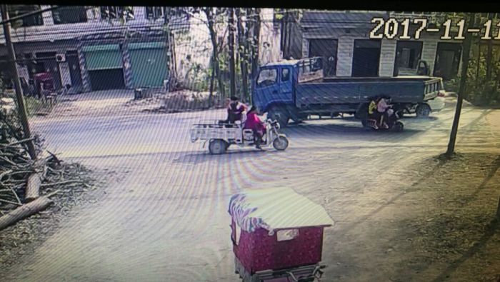 套牌货车撞倒两女生后逃逸 其中1人生命垂危