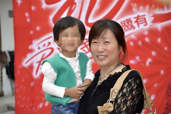 许春华和孤儿在一起。