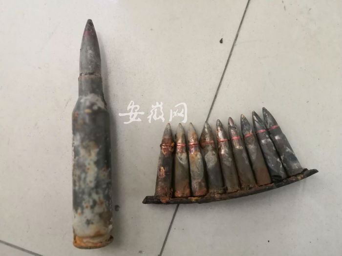江边找到的10 枚子弹。（警方供图）
