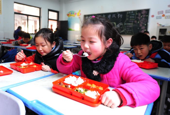 合肥市和平路小學，學生在校園里吃午餐 (1)