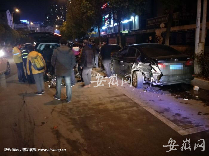 合肥：越野車撞上路邊三輛車 右前輪撞脫落