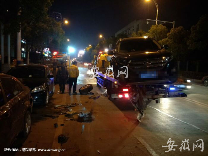 合肥：越野車撞上路邊三輛車 右前輪撞脫落