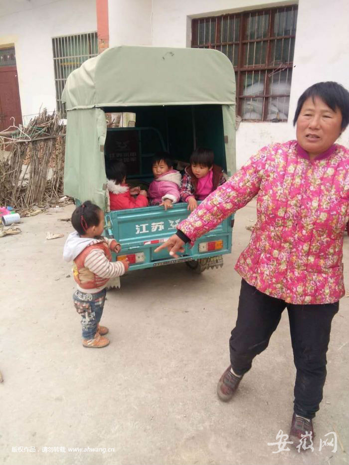 图为翻车的三轮车。