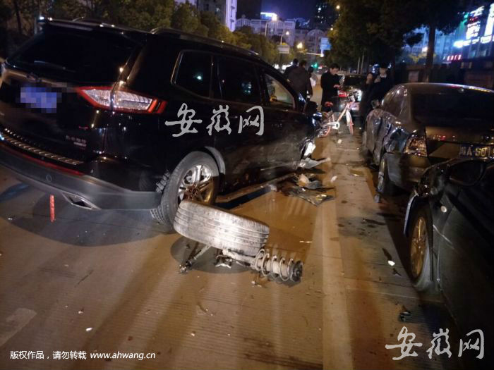 合肥：越野車撞上路邊三輛車 右前輪撞脫落