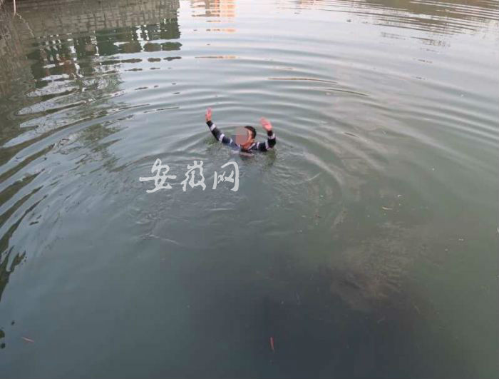 男子酒后跳河玩起躲猫猫  消防员努力将其救出