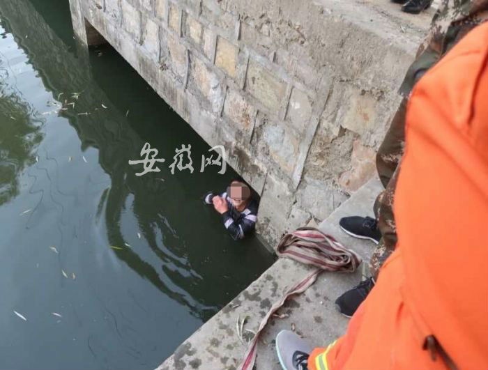 男子酒后跳河玩起躲猫猫  消防员努力将其救出
