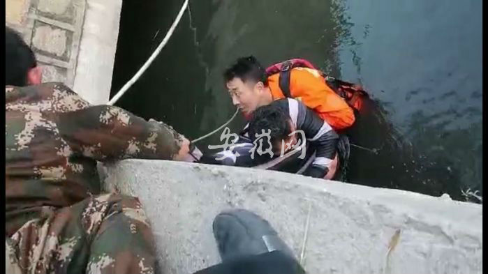 男子酒后跳河玩起躲猫猫  消防员努力将其救出