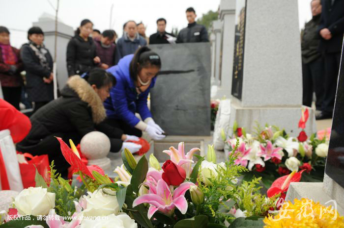 冬至祭扫鲜花成“标配” 燃放鞭炮已成过去式