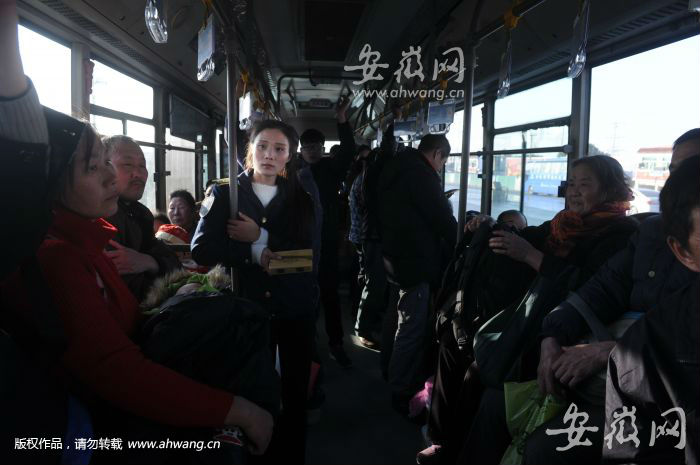朱偉上班時(shí)幾乎都是站著的。