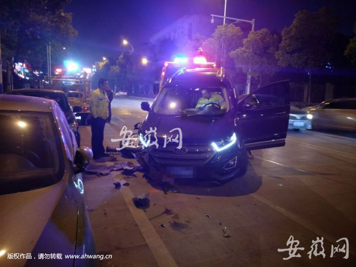 合肥：越野車撞上路邊三輛車 右前輪撞脫落