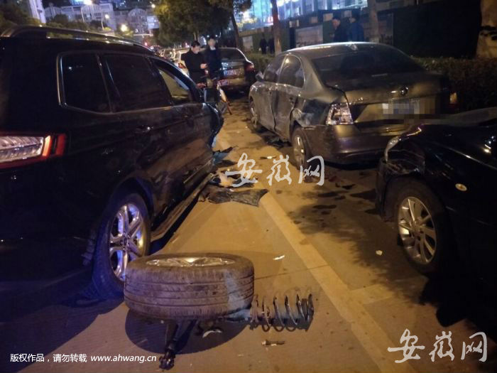 合肥：越野車撞上路邊三輛車 右前輪撞脫落