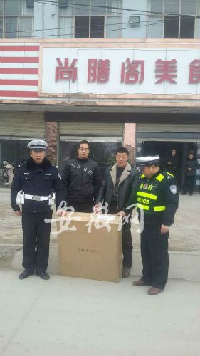 快递小哥遗失价值2000元快件 交警捡到送回