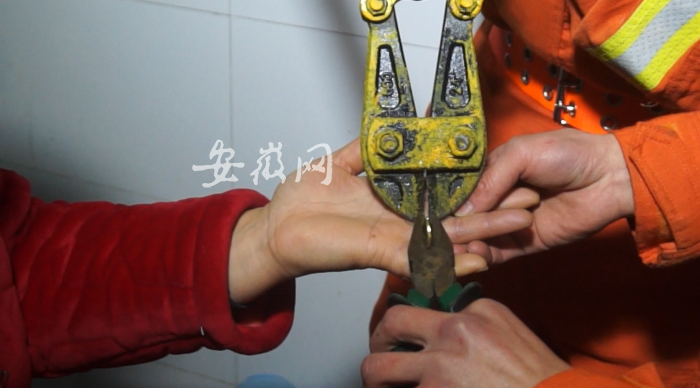 孕妇产前手指浮肿 消防员用老虎钳等帮其取戒指