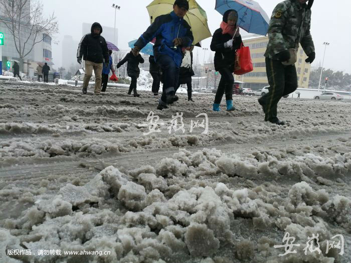 合肥市區(qū)道路積雪嚴(yán)重 下班高峰出行困難