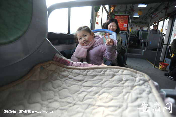 公交車座椅上添置了暖心坐墊。