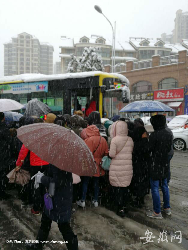 合肥大雪天車禍連連 始發(fā)站公交一車難求