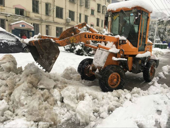 贾成龙开着铲车除雪。