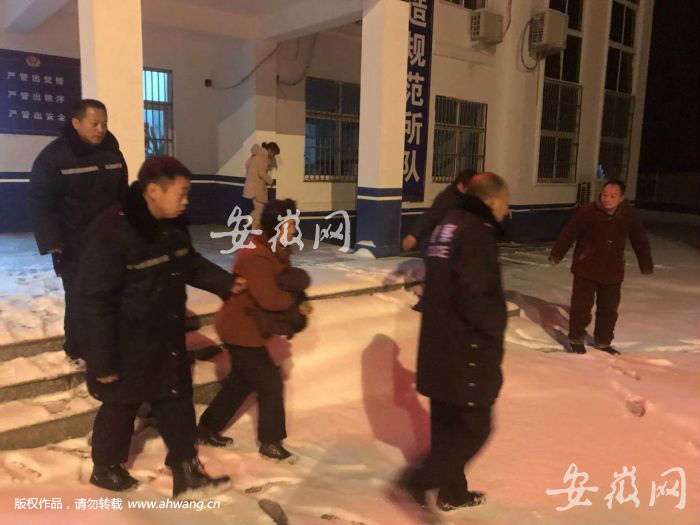智障女蜷缩雪地 交警为其做饭助她回家