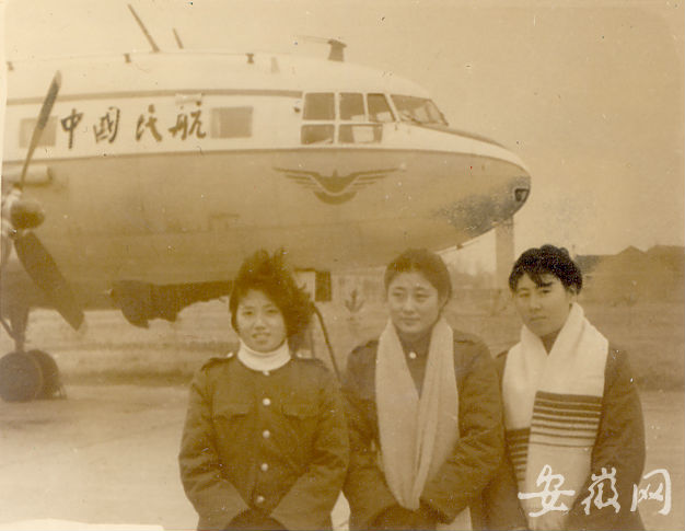 1982年，刚参加工作的三位空姐在伊尔-14飞机前合影
