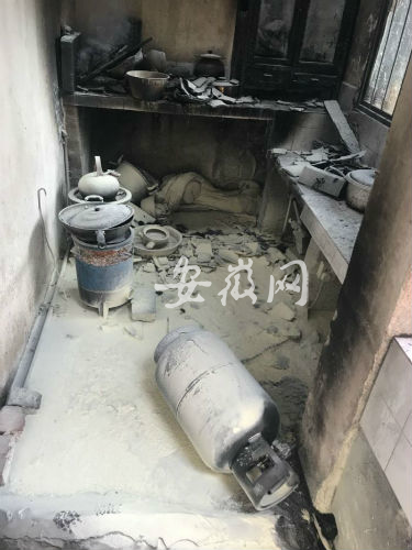 村民家中着火烧穿屋顶 民警赶到及时灭火