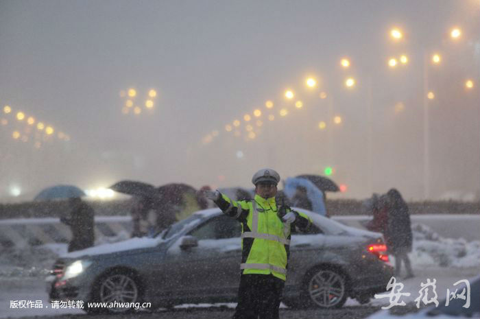 安徽暴雪對鐵路、公路、航班都帶來巨大影響