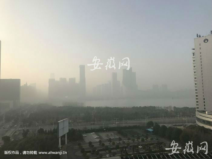 今天清晨，合肥政務(wù)新區(qū)天空灰蒙蒙的。