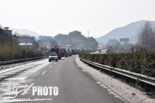 150余臺危化品運輸車高速路上大轉移